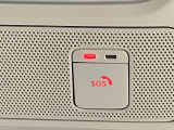 【SOSコール】事故や急病の時にボタンひとつで専門のオペレーターに接続。エアバックが開く事故の時は自動でオペレータに接続してくれます!