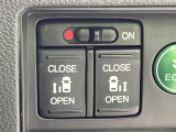 【両側パワースライドドア】スマートキーや運転席のスイッチで後席両側スライドドアの開閉が可能♪電動だから力を入れてドアを開ける必要が無く、小さなお子様でも簡単に開け閉めでき快適です♪