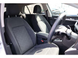 (運転席助手席)安全装備をオプションで追加するのは日本的発想。フォルクスワーゲン車はサイドエアバッグを全車標準で装備しております。