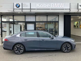 【BMWの伝統-3】BMWのお車は、“駆け抜ける歓び”を体現しております。走行の安定性とコーナリングの良さを追求し、思い通りにハンドルの操作可能です。