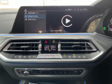iPhoneがBMW車両とワイヤレスで接続されます。Apple CarPlayでは、オーディオストリーミングやメッセージングアプリがディスプレイに表示されます。