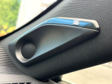 【JBLサウンドシステム】メーカーオプションの高品位サウンドシステムを搭載。専用のチューニングが施された大小様々なスピーカーから良質なサウンドが奏でられ、臨場感あふれる音響空間を演出します。