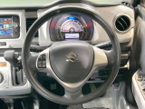 インテリアに合わせたデザインのステアリングは、運転される方のことも考え、運転しやすい形状、大きさです。是非一度、実際に触ってお確かめください。