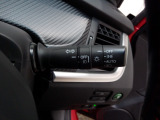 オートヘッドライト標準装備です。車外の明るさに応じて自動的にヘッドライトの点灯・消灯をしてくれます。トンネルの出入り口などで活躍してくれます。