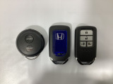 スマートキー付きですからドアロックの開閉およびエンジンスタートが楽々です。電動スライドドアの開け閉めもボタンで操作できます。加えて、純正リモコンエンジンスターター用の操作キーもついています。