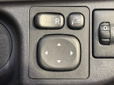 【電動格納ミラー】サイドミラーは電動格納式となっており、狭い駐車場でもキズがつくリスクを抑えられます。