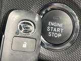 【キーフリーシステム】カバンやポケットに入れたままでもドアの施錠・解錠が可能なスマートキーを装備。エンジンのオン・オフ時もカギを取り出す必要が無いからとっても便利です♪