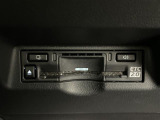 【ETC2.0(DSRC/ITSスポット)】ETCカードを挿入すれば料金所はノンストップで通過できます。ETC限定の割引や、高速道路の情報提供サービスを利用できます。