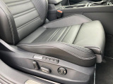 ブラック基調のフルレザーシートパッケージです。運転席および助手席にはシートヒーターも装備、寒い季節には大変うれしいアイテムです。