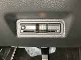 ハンドルの左下にETCがついています。高速道路の料金所の通過も楽々です!。 カードの取り出しもしやすい場所についています。