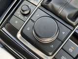 手元には運転姿勢を崩さずに操作していただける、ロータリーコマンダースイッチが装備されております。