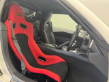 【バケットシート】人間工学に基づいた面圧分布によって腰への負担や長時間運転時の疲労発生を軽減☆一目でレカロとわかるスポーティなルックスが特徴です。