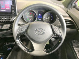 インテリアに合わせたデザインのステアリングは、運転される方のことも考え、運転しやすい形状、大きさです。是非一度、実際に触ってお確かめください。