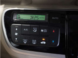 【オートエアコン】温度を設定すれば自動で快適な車内温度を保ちます。エアコン内部の高性能脱臭フィルターで車内のアレルゲンや花粉を除去。