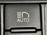 【オートマチックハイビーム(AHB)】フロントウインドウガラス上部に設置された前方カメラにより、前方車両のランプや街路灯などの明るさを判定し、自動的にハイビームとロービームを切り換えてくれます!