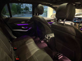 メルセデスのシートは少し硬めになっております。長時間の運転の際、適度な反発があることでお尻や腰の負担を減らす効果が御座います。