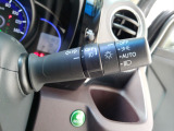 オートヘッドライト標準装備です。車外の明るさに応じて自動的にヘッドライトの点灯・消灯をしてくれます。トンネルの出入り口などで活躍してくれます。