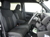 運転席のスペースはゆったりしていて、視界も広く確保されているので普段の運転からロングドライブまで快適です。