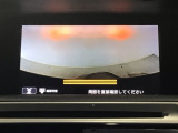 【バックカメラ】運転が苦手な方も車庫入れラクラクです!ギアをリバースに入れれば自動的に切り換わりますので、面倒な操作は不要です♪狭い駐車場もお車を傷つけず安心ですね!