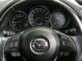 【マツダ・レーダー・クルーズ・コントロール (MRCC)】運転者がアクセルやブレーキを踏まなくても設定した速度での定速走行や先行車との車間距離を一定に保つ追従走行により、運転者の負担を軽減するシステムです。