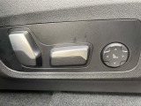 【パワーシート】運転席のシートポジションは電動で設定頂けます。お子様でも座ったまま簡単に調整可能です。