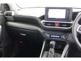 【まるまるクリーニング】内装工程では、中古車を気持ちよくお乗りいただけるよう清掃しております。シートの洗浄はもちろん、ニオイの元となるフロアカーペットまで洗浄・消臭を実施。