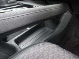 運転席手元に、ティッシュBOXや、手荷物を置けるスペースあります☆