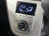 【オートエアコン】一度お好みの温度に設定すれば、車内の温度を検知し風量や温度を自動で調整。暑い…寒い…と何度もスイッチ操作をする必要はありません。快適な車内空間には必須の機能ですね♪