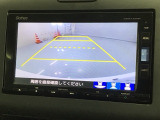 リバースギアに入れるだけで後方の表示へ切り替わります。夜間や雨の日の駐車も楽になりますよ。