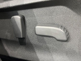 【パワーシート】スイッチ一つで簡単にシートの微調整が可能!電動だから力もいりません!快適なシートポジションにセットして、快適なドライブをお楽しみください。