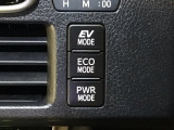 電気モーターのみを使用して走行するEVドライブモード。燃費をより向上させるエコドライブモード。パワフルな走行が楽しめるパワーモードとシーンに合わせて選べる3つの走行モードです♪