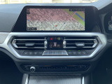 BMWのナビゲーションは操作性も良く、詳細な地図情報と交通状況を見やすく表示し、快適なドライビングをサポートしながら目的地までナビゲートします。