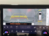【パノラミックビューモニター】クルマを真上から見下ろした視点で駐車をサポートします!クルマの斜め後ろや真横など、いち早く障害物に気が付くことができます。