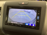 リバースギアに入れるだけで後方の表示へ切り替わります。夜間や雨の日の駐車も楽になりますよ。