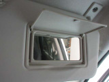 運転席にもバニティミラー付いています。ちょっとした身だしなみのチェックに便利です