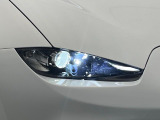 【LEDヘッドライト】悪天候や夜間走行時も良好な視界を確保し安心して運転できる高輝度LEDヘッドライトを装備!点灯速度が早く、消費電力も抑えられています。