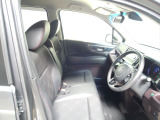 フロントベンチシートだから運転席助手席足元もゆったり広々快適です。助手席への移動も楽々です。
