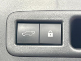 【パワーバックドア】スマートキーや運転席のボタンを押すだけでリアゲートが自動で開閉します!荷物を持っている時や、高い位置にあるバックドアを閉める際に便利な機能です♪