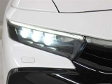 「アダプティブハイビームシステム(AHS)」が装備。LEDの配光範囲を細やかに制御し、先行車や対向車に光が当たる部分だけを自動的に遮光するので、ハイビームでの走行頻度がより向上します。