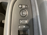 狭い駐車場で便利な電動格納ドアミラーが付いています。
