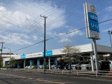 当店は明るく開放的なショールームが特徴です。お客様が安心してお車選びができるよう、清潔で快適な空間づくりを心がけています。