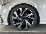 22540R18インチタイヤにR-line DCCパッケージ付専用アルミホイールを装着。