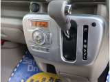 『1台』のお車に対して、3名体制で日々議論を重ね仕入れを行っております。