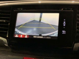 リバースギアに入れるだけで後方の表示へ切り替わります。夜間や雨の日の駐車も楽になりますよ。