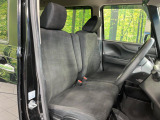 運転席まわりには十分なスペースがあり、大柄な方でもゆったり運転していただける環境です。