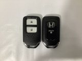 スマートキーを装備しています。鍵を差し込むことなくドアロックの開け閉めと、スタートボタン操作でのエンジンスタートができます。スペアキーも同じものを用意しております。