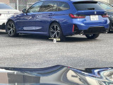 ヘッドアップディスプレイでフロントガラスに車速・ナビゲーションルート案内の矢印・チェックコントロールなど、ドライバーが常に前方運転に集中できるよう視界に表示されます
