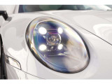 ポルシェダイナミックライトシステム プラス (PDLS Plus) を含むティンテッドLEDヘッドライト 装備です。