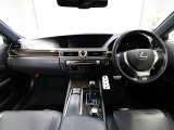 上質で落ち着いた印象のインパネ。視界も広々で運転しやすいです。