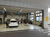 新車店舗と併設しており、車検が可能な指定整備工場もあります。購入後も車検整備から定期点検整備まで安心してお任せください♪